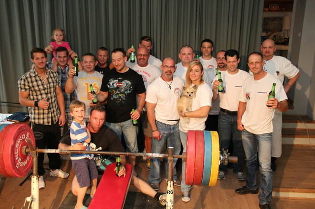 Gruppenbild der Teilnehmer in Bankdrücken der Kraftsportvereine mit Roland Mayer.