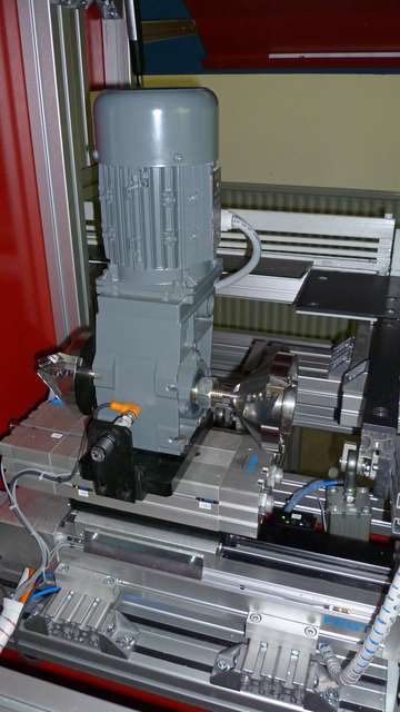 Die Entgratungsmaschine wurde für die Firma Hoga Zerspannungstechnik GmbH von Thomas Wakolbinger, Thomas Pfoser und Wolfgang Kastner konzipiert. | Foto: Foto: Privat
