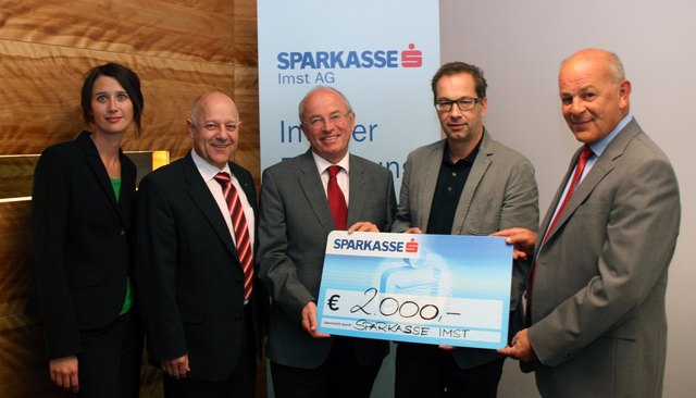 Hans Kreuzer („martiniLaden“, 3.v.l.) und Bgm. Dr. Wolfgang Jörg (4.v.l.) nahmen den Scheck der Sparkasse Imst aus den Händen von Denise Lenfeld (Leiterin Geschäftsstelle Landeck), Meinhard Reich (Vorstandsvorsitzender) und Martin Haßlwanter (Vorstand) entgegen. | Foto: Sparkasse Imst AG