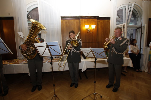 Die Wiener Gardemusik bracht Heinz Gerstbach ein Abschieds-Ständchen.
