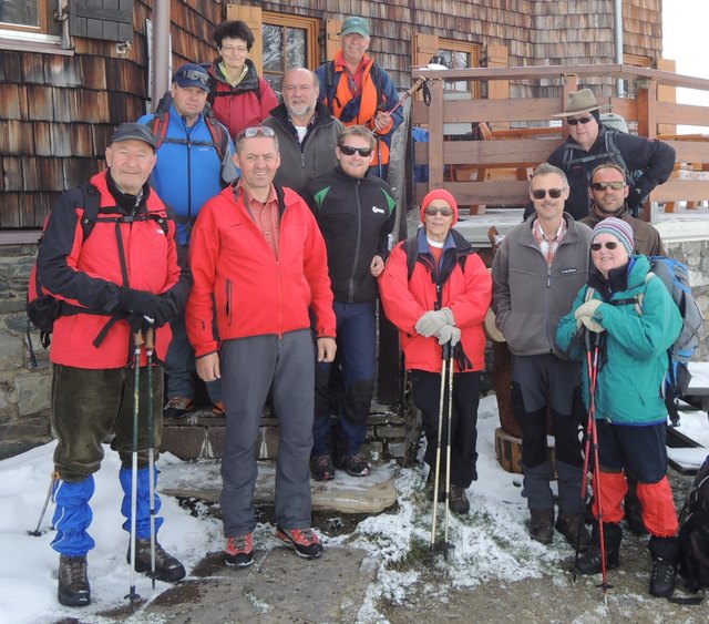 Auch wenn das Wetter eisig ist es jeden Tag Neuschnee gibt macht sich ein Gruppe Badener Alpenveriensmitglieder unter der Leitung von Hüttenwart Helmut Lengauer nach Osttirol auf um die Badener Hütte für den Sommer in Betrieb zu nehmen und die Winterschäden zu reparieren.
Personen von links: Wodnek Alfred, Schirmböck Wolfgang, Deimel Veronika, Lengauer Helmut, Schmidt Helmut, Steiner Marco, Lorenz Seppi, Konezny Hermi, Grill Martin, Kaiser Georg, Lorenz Christl, Miskolczi Michi