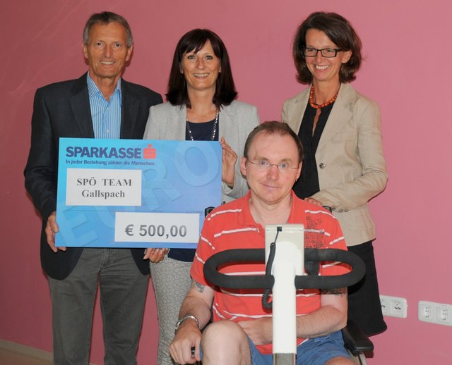 Das Team der SPÖ Gallspach greift tief in die Tasche, um den Ankauf von Therapiegeräten zu unterstützen. (c) assista Bild v.l.n.r. Siegfried Straßl, (Bürgermeister Gallspach), Gabriele Huber (Geschäftsführerin assista), Karin Meindlhumer (Gemeinderätin), Alfred P. (Klient der synapse gallspach von assista) | Foto: assista