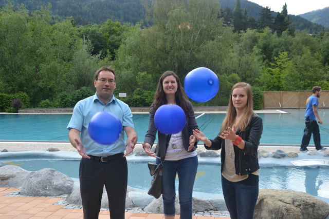 Anton Dippel (BFI), Mag. Ariane Guem (BFI) und Eva Wolf (Freibad) warfen schon mal ein prüfendes Auge auf die Bälle.