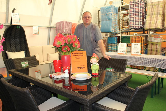 Harald Pyringer mit den Gartenmöbeln der Firma Griessler in Scheibbs