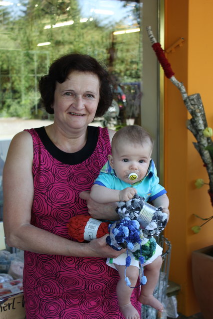 Gerti Hauer und ihr Enkel laden in die Bastelstube in Mühling ein.