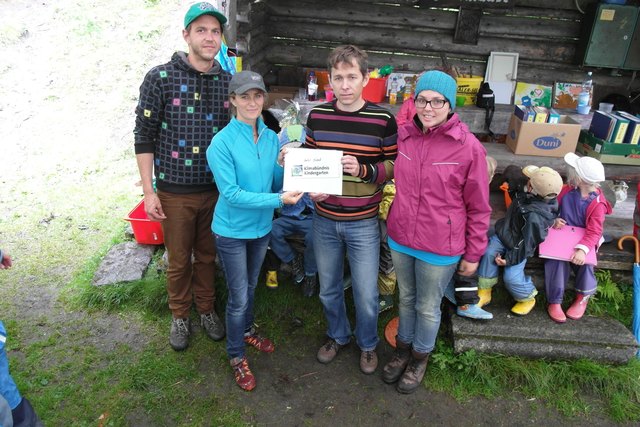 Iris Scheiblechner (Waldspielgruppe Bachhäusl, 2. v. li.), Michael Ritter (Klimabündnis2. v. re.) ) und zwei Mitarbeiter der Waldspielgruppe).