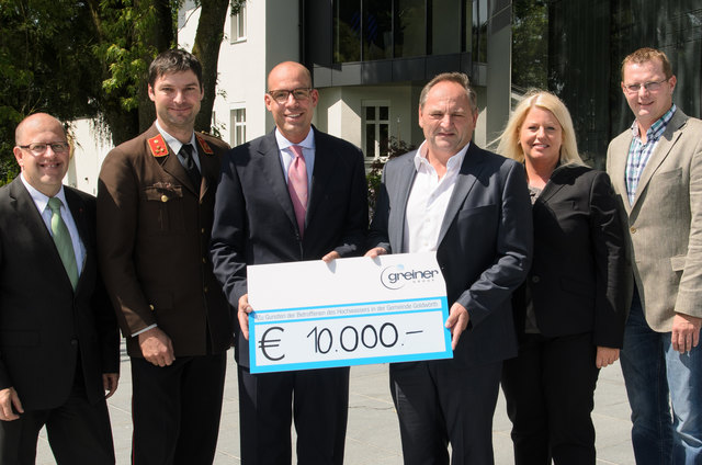 Übergabe des Spendenschecks (v.l.): Werner Ninaus (Geschäftsführer Greiner Packaging Österreich GmbH), Gerhard Bruckner (Kommandant der FF Kremsmünster), Axel Kühner (Vorstandsvorsitzender der Greiner Holding AG), Johann Müllner (Bürgermeister von Goldwörth), Astrid Heuzonter (Leiterin HR-Abteilung, Greiner Bio-One GmbH), Roland König (Konzernbetriebsratsvorsitzender der Greiner Gruppe). | Foto: Greiner Gruppe