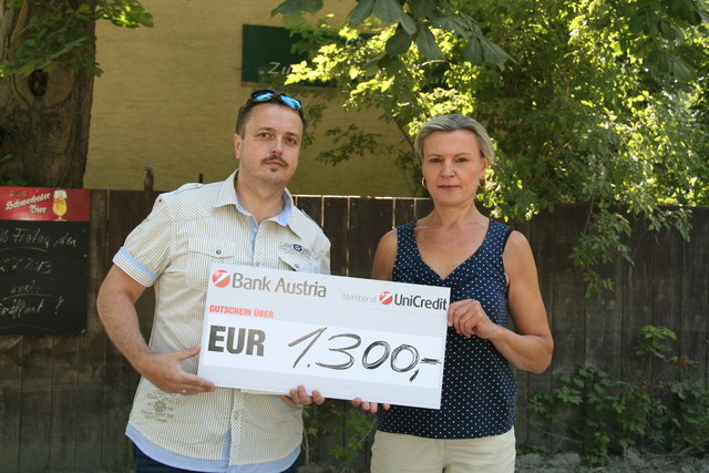 Rasche Hilfe: Ernst Holzmann überreicht Elisabeth Ettl nach dem Hochwasser 1.300 Euro.