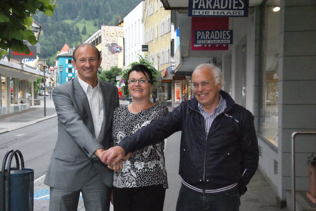 Für die Nationalratswahl zuversichtlich: Spitenkandidatin Elisabeth Pfurtscheller, VP-Bezirksobmann Anton Mattle (li.) und Alt-Bgm. Herbert Aloys (re.).