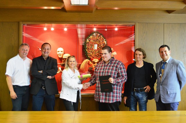 Übergabe der Arbeit durch Michael Mehlmann an Kulturreferentin Dablander (Mitte). Links: Weirather, Waltner. Rechts: Schmid, Digruber. Foto: Stadtgemeinde Imst. | Foto: Foto: Stadtgemeinde Imst
