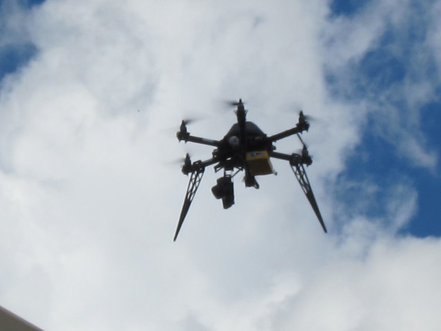 Kleine Drohnen wie jene über Margareten kann jedermann problemlos im Internet bestellen.