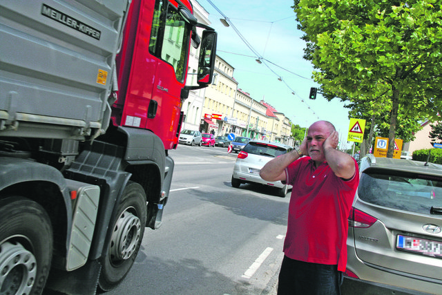 Zu schnell und zu laut fahren Laster und Autos am Laaerberg, beklagt Anrainer Paul Korn.