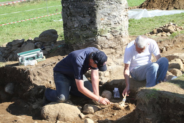 Pinselarbeit: Die Ausgrabung selbst ist neben Vermessen, Fotografie und Planerstellung nur ein Teil der Archäologie. | Foto: I. Mirsch