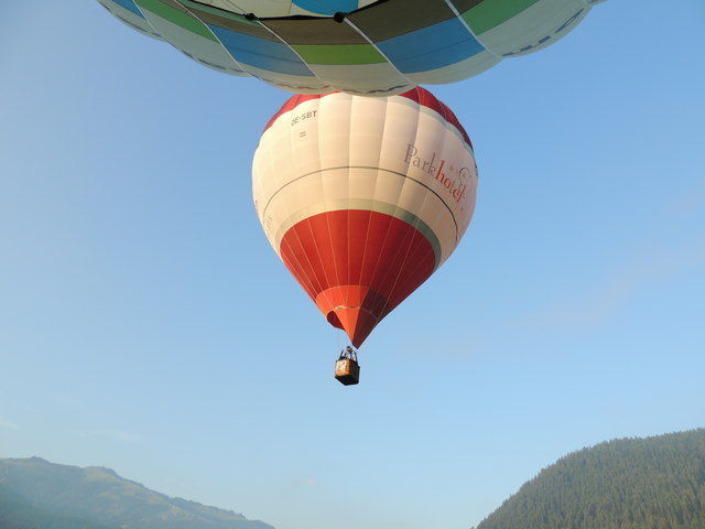 Ein Ballon ist schon oben