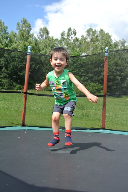 Moritz am Trampolin