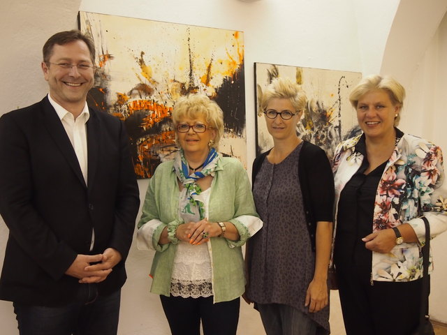Hermann Großschedl mit der Küstlerin bei der Vernissage im Alten Rathaus.