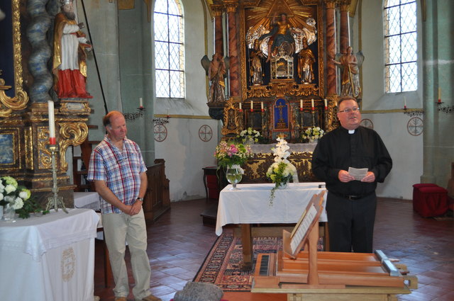 Pfarrer Erwin Gerst und Orgelbaumeister Christian Erler bei der Begrüßung der KonzertteilnehmerInnen