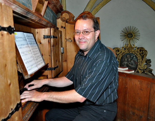Der Organist Heinrich Wimmer an der Orgel in der Filialkirche St Pankraz