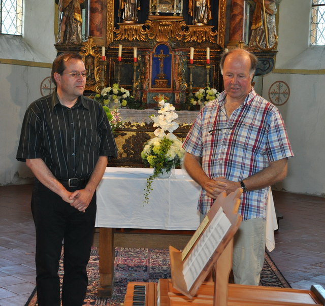 Organist Heinrich Wimmer im Bild links mit Orgelbaumeister Christian Erler aus Schlitters