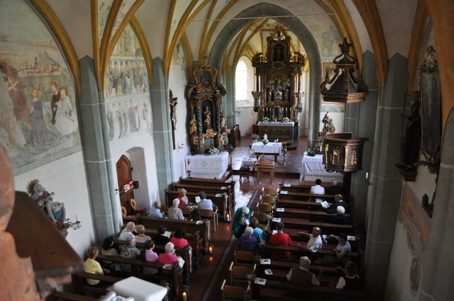 Ein Blick durch das gotische Kirchenschiff Richtung Altar