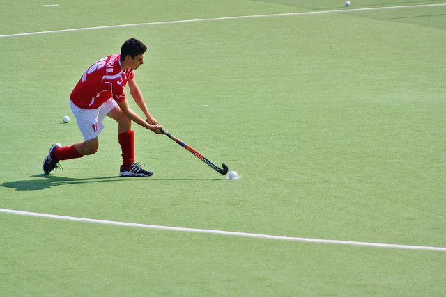 Schlagtraining vor dem Spiel. Sogar der bewässerte Kunstrasen "schwitzt" bei der Wucht der Schläge...