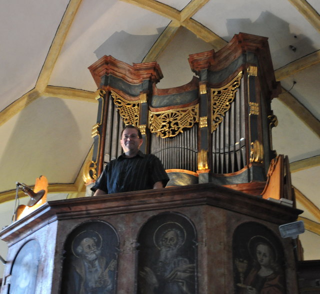 Der "Maestro" vor der neu renovierten Orgel