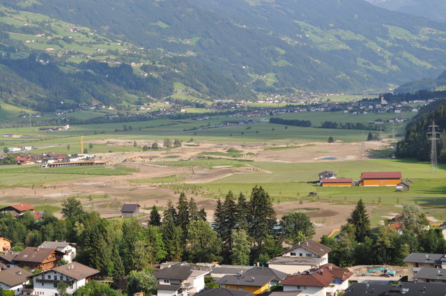 Ein Blick von der Außenanlage der Kirche St Pankraz Zillertal einwärts, zur neuen Golfanlage Uderns
