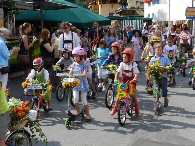 Ein Kinder-Blumencorso durch das Dorf eröffnet am Samstag, 3. August um 16 Uhr die familienfreundliche 28. Kirchdorfer Sommernacht