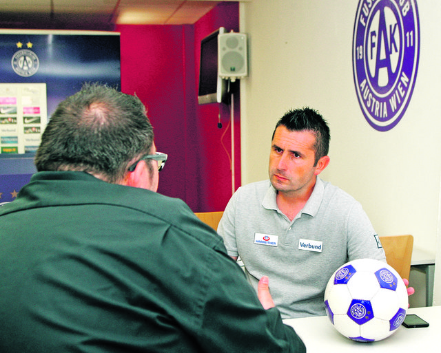 Austria-Coach Nenad Bjelica im bz-Interview mit Thomas Netopilik (l.). | Foto: Güni Art