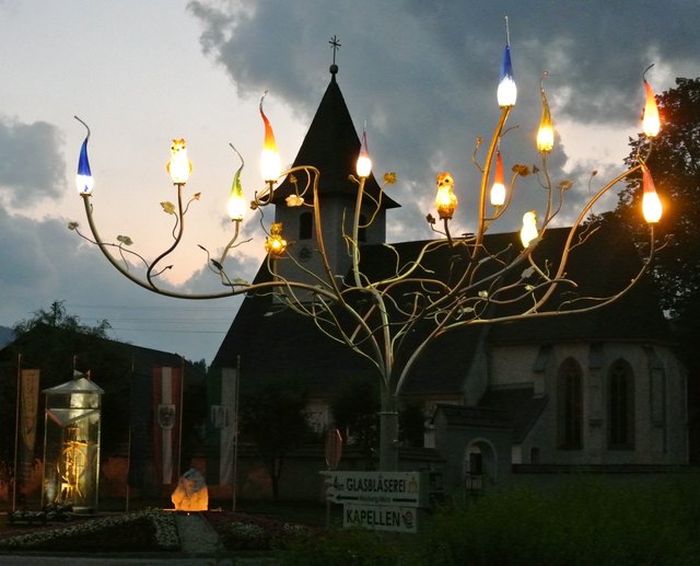 Der eindrucksvolle Glasbaum in Kapellen!