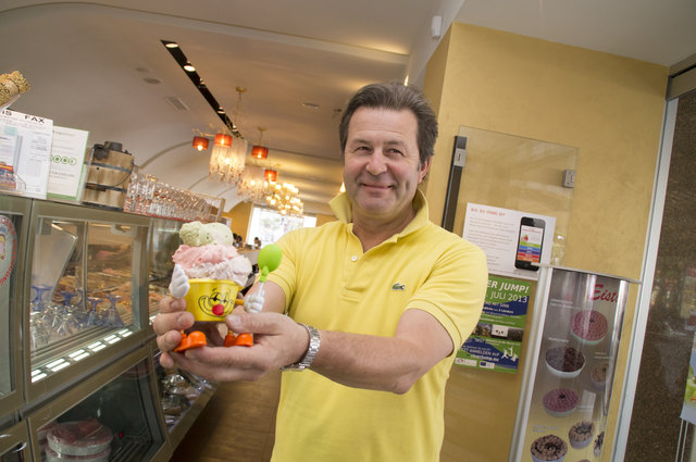 Eis-König Molin-Pradel mit einem speziellen Kinderbecher in seinem Salon.