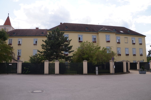 Das Geriatriezentrum St. Andrä wird mit Ende 2015 nach Wien übersiedelt. Betroffen davon sind 256 Mitarbeiter.