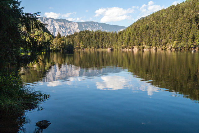 Rechts außerhalb des Bildrandes ist das Seebad. Hier ein Blick in die entgegengesetzte Richtung. Ganz hinten sieht man einen Teil des Rundwanderwegs. Copyright Ing. Günter Kramarcsik.