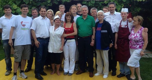 Die fleißigen Mitarbeiter des Wiesenfestes mit den Ehrengästen der Auersbacher Wies'nparty.