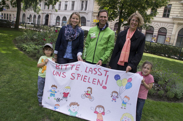 Protest: Daniela Stepp (SP), Alexander Hirschenhauser (Grüne) und Isabelle Racamier (Wir im Ersten) mit Jonas (l.) und Lilly (r.).