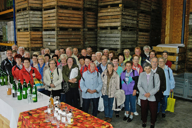 Nach dem Mittagessen in der Pusztascheune besuchten die Pensionisten den Apfelgarten Leeb in St. Andrä am Zicksee. | Foto: Uve Harder