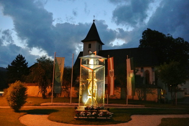 Das größte Spinnrad der Welt vor der Kirche in Kapellen!