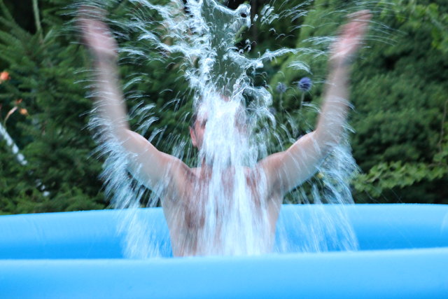 Mein Mann im Pool