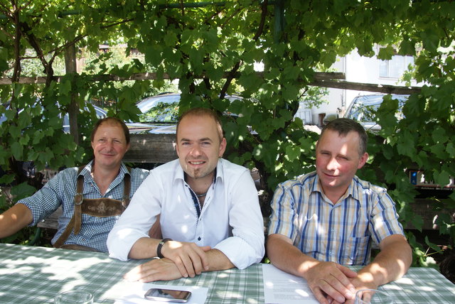 Betriebsführer Stefan Nothdurfter, LK-Präsident Josef Hechenberger und Bezirkskammerobmann Elmar Monz nach dem Pressegespräch im Rahmen des Bezirksbesuches.