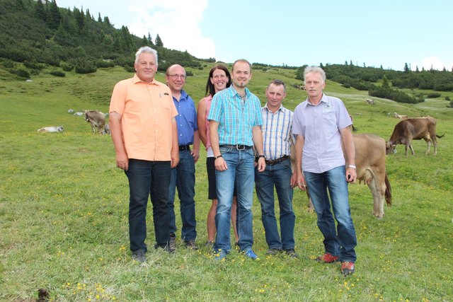 Walter Mair (Obmann Alminteressentschaft), Bgm. Harald Sieß, Alpmeisterin Beate Haueis, LK-Präsident Josef Hechenberger, Bezirkskammerobmann Elmar Monz und Ortsbauernobmann Martin Senn überzeugten sich bei der Almbegehung über die Fitness der wohl genährten Kühe auf der Dawin Alpe. | Foto: LK Tirol/Schießling
