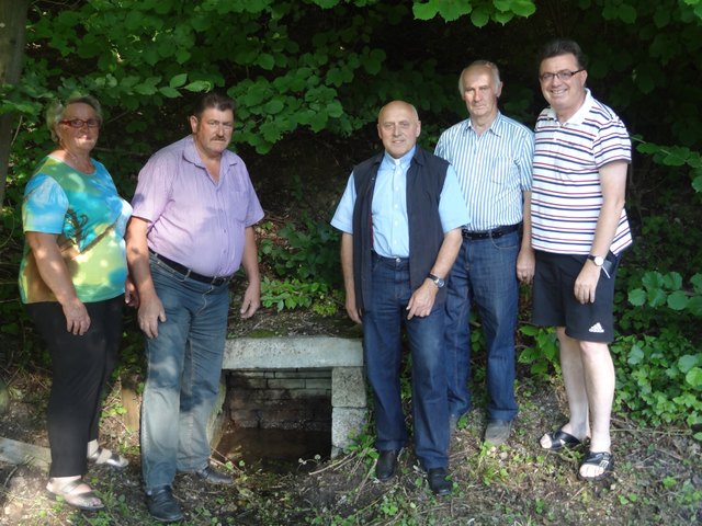 Über die Bründl-Fund erfreut: Gertrude Gollobich, Johann Schock, Pfarrer Karlheinz Mück, Johann Gollobich und Werner Schöll | Foto: Privat