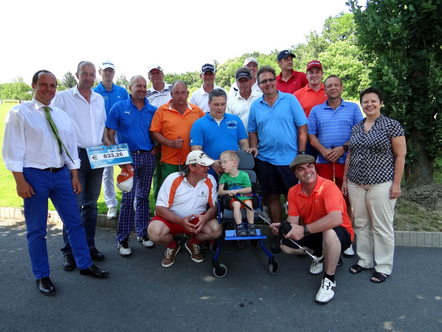 Die Initiatoren und Golfer überreichen zusammen mit der WOCHE Weiz-Gleisdorf den Erlös an Familie Kurzmann. | Foto: kk
