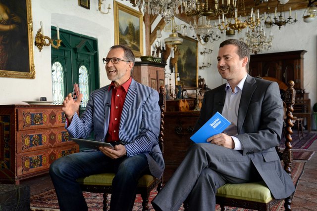 Auch die Moderatoren sind nicht völlig schmähfrei.