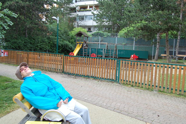 Christine macht im Aktivpark auch bei Schlechtwetter Übungen.