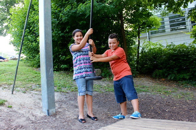 Zeynep (r.) und Kürsat lieben die Seilbahn im Alfred-Grünwald-Park.