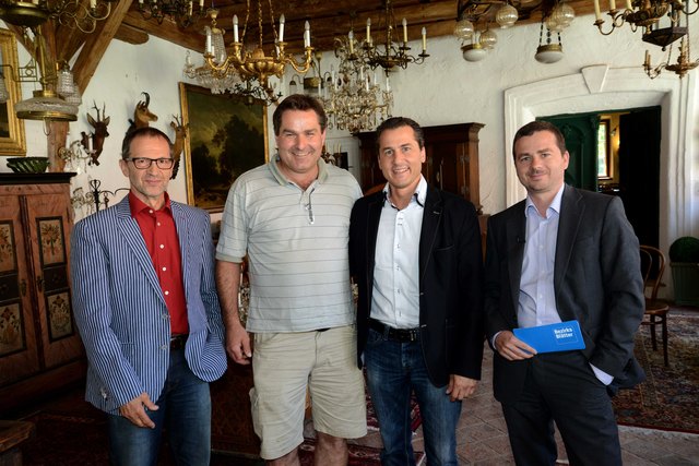 Erinnerungsfoto mit Hausherr Josef Renz (2. v. l.)