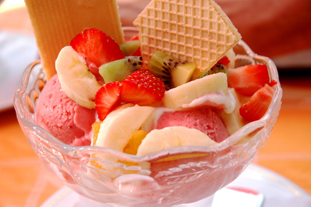 eine rießen portion eis essen