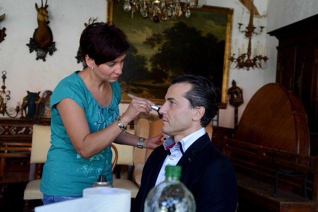 Robert Lugar in der Maske: Puder nimmt den sommerlichen Glanz.