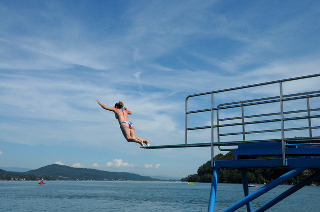 sprung in den wörthersee