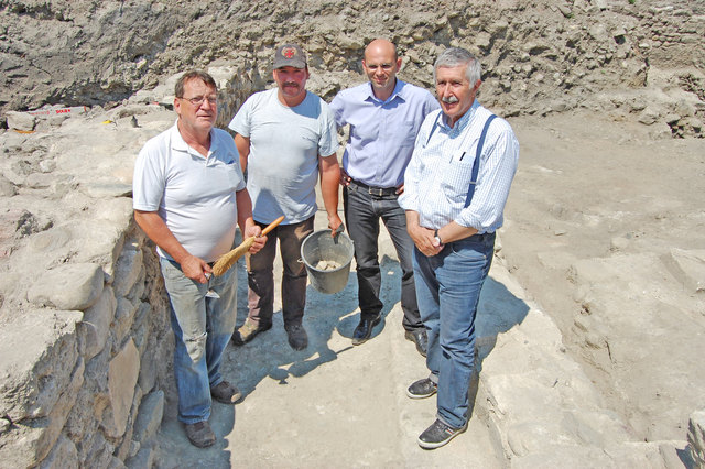 Im Ausgrabungsbereich: Ronald Meissner, Joachim Primosch, Thomas Jerger und Franz Glaser (von links)